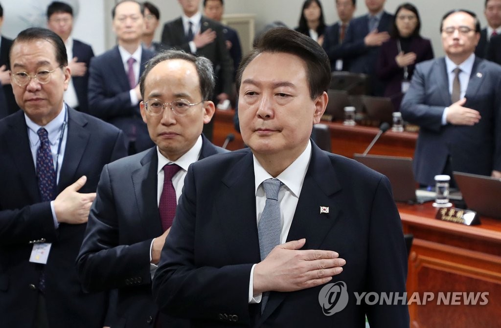 资料图片：3月28日，在首尔龙山总统府，总统尹锡悦（前排右一）出席国务会议。 韩联社