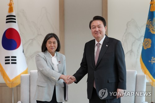 3月30日，在首尔龙山总统府，韩国总统尹锡悦（右）会见美国贸易代表办公室代表凯瑟琳·戴。 韩联社/总统办公室供图（图片严禁转载复制）
