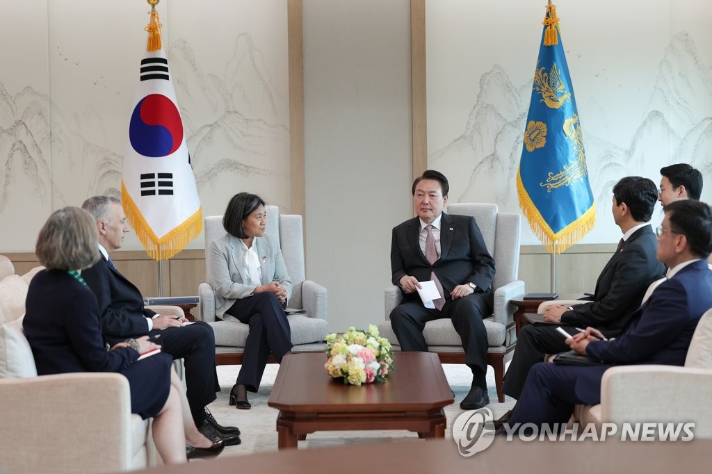 3月30日，在首尔龙山总统府，韩国总统尹锡悦（左四）会见美国贸易代表办公室代表凯瑟琳·戴（左三）。 韩联社/总统办公室供图（图片严禁转载复制）
