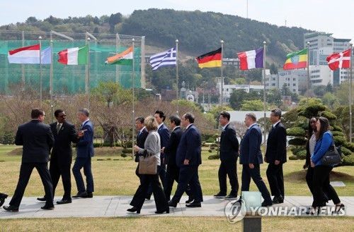 世博考察团参观联合国公墓