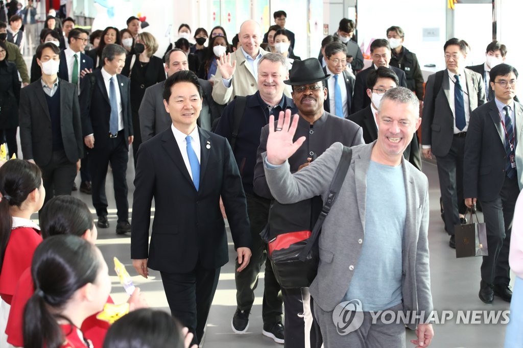 4月7日，在釜山金海国际机场，国际展览局（BIE）考察团一行结束对釜山的实地考察后在儿童合唱团的欢送下启程返回。 韩联社/联合采访团
