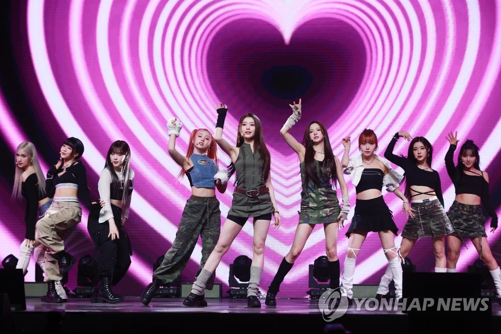 4月10日，韩中日跨国女团Kep1er在首尔市广津区的YES24 LIVE大厅举行第四张迷你专辑《LOVESTRUCK!》抢听会。图为Kep1er表演新辑主打歌《Giddy》。 韩联社