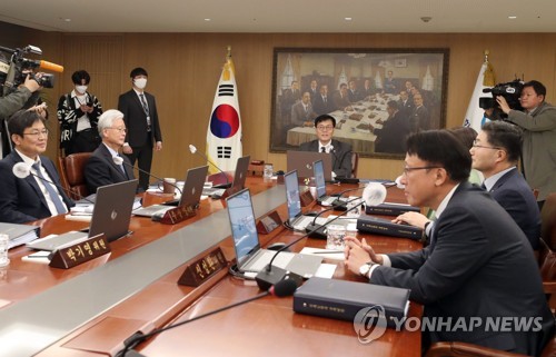 4月11日，在首尔市中区韩国银行，央行行长李昌镛（居中）主持金融货币委员会会议。 韩联社/联合摄影记者团（图片严禁转载复制）