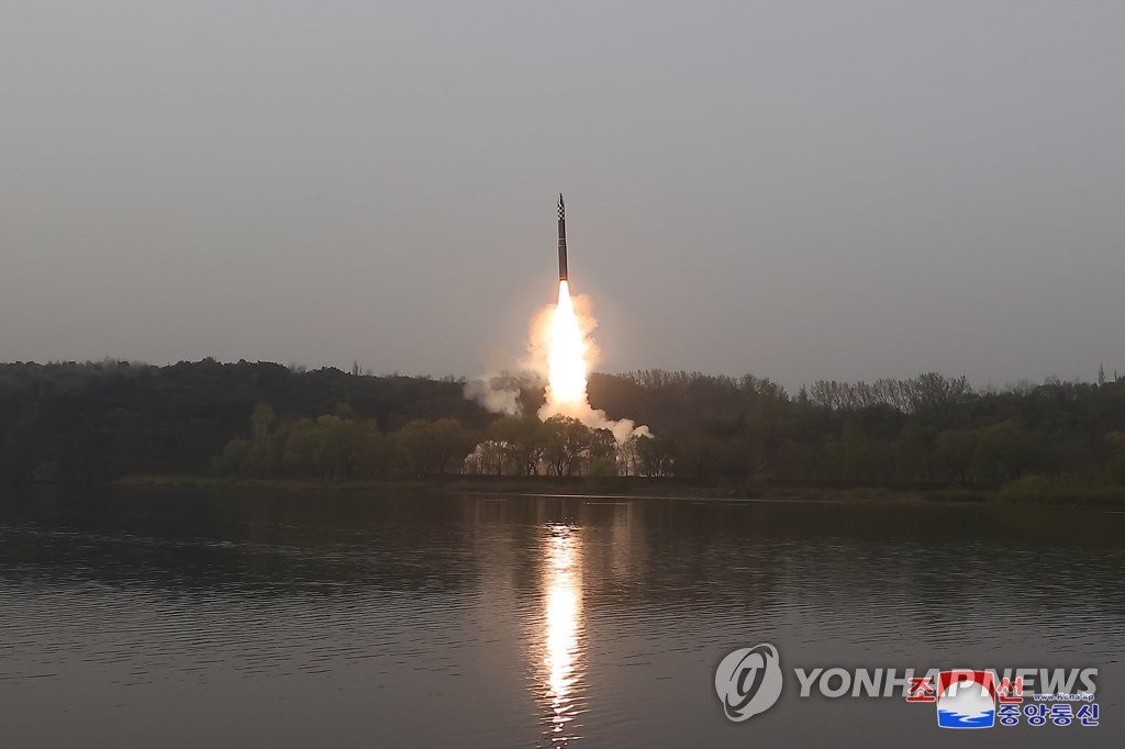 据朝中社4月14日报道，在国务委员会委员长金正恩的到场见证下，朝鲜13日试射首次使用固体推进剂的“火星炮-18”型洲际弹道导弹（ICBM）。 韩联社/朝中社（图片仅限韩国国内使用，严禁转载复制）