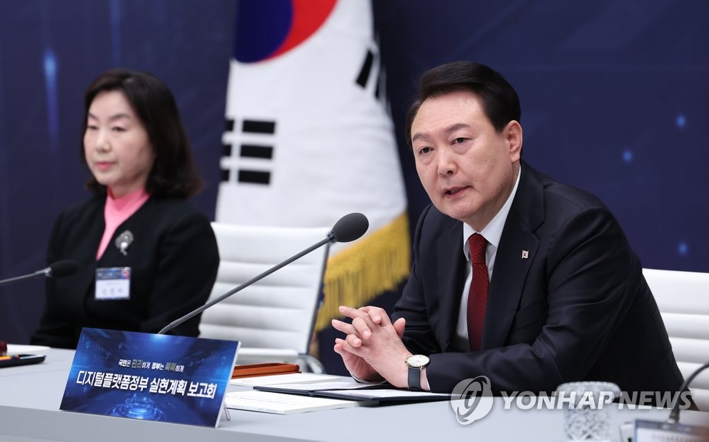 4月14日，在数字平台政府建设计划报告会上，总统尹锡悦（右）正在发言。 韩联社