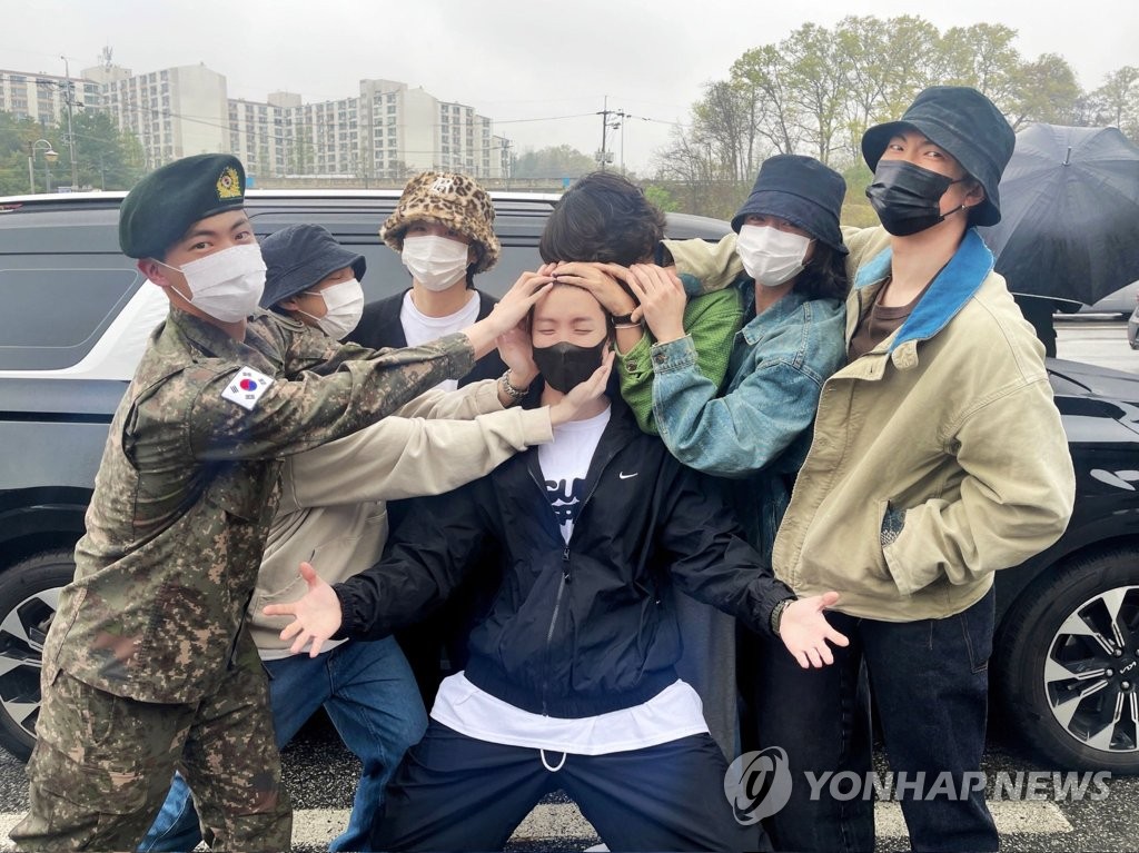 资料图片：4月18日，在位于江原道的某陆军师新兵训练营，男团防弹少年团（BTS）成员j-hope（郑号锡，居中）入伍服兵役，其他成员均到场为其送行。 韩联社/防弹少年团官方社交账户截图（图片严禁转载复制）