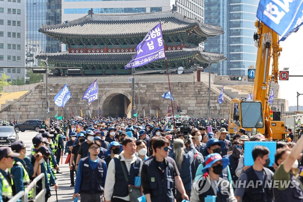 资料图片：4月19日，在首尔世宗大街，全国民主劳动组合总联盟旗下金属工会成员举行游行示威，谴责政府劳动政策。 韩联社