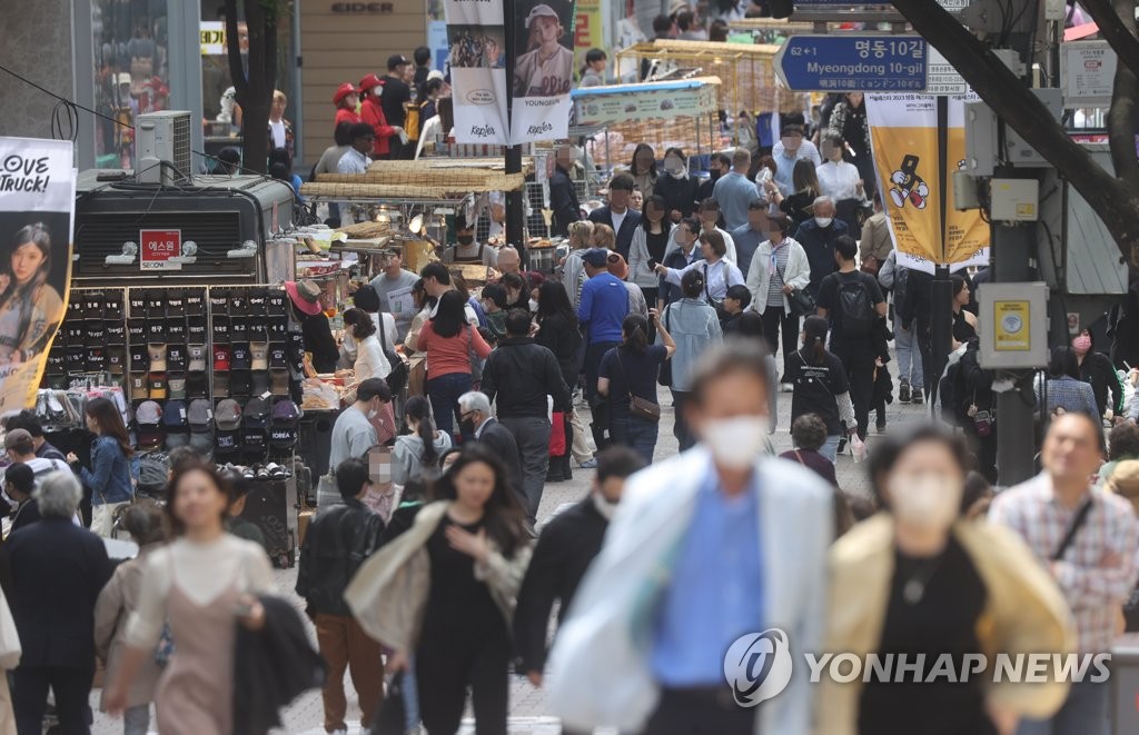 资料图片：首尔明洞商圈，摄于4月23日。 韩联社