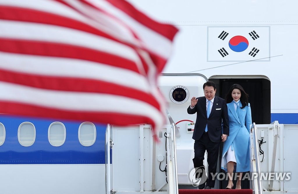 资料图片：当地时间4月24日下午，在华盛顿附近的安德鲁空军基地，韩国总统尹锡悦和夫人金建希走下舷梯。 韩联社