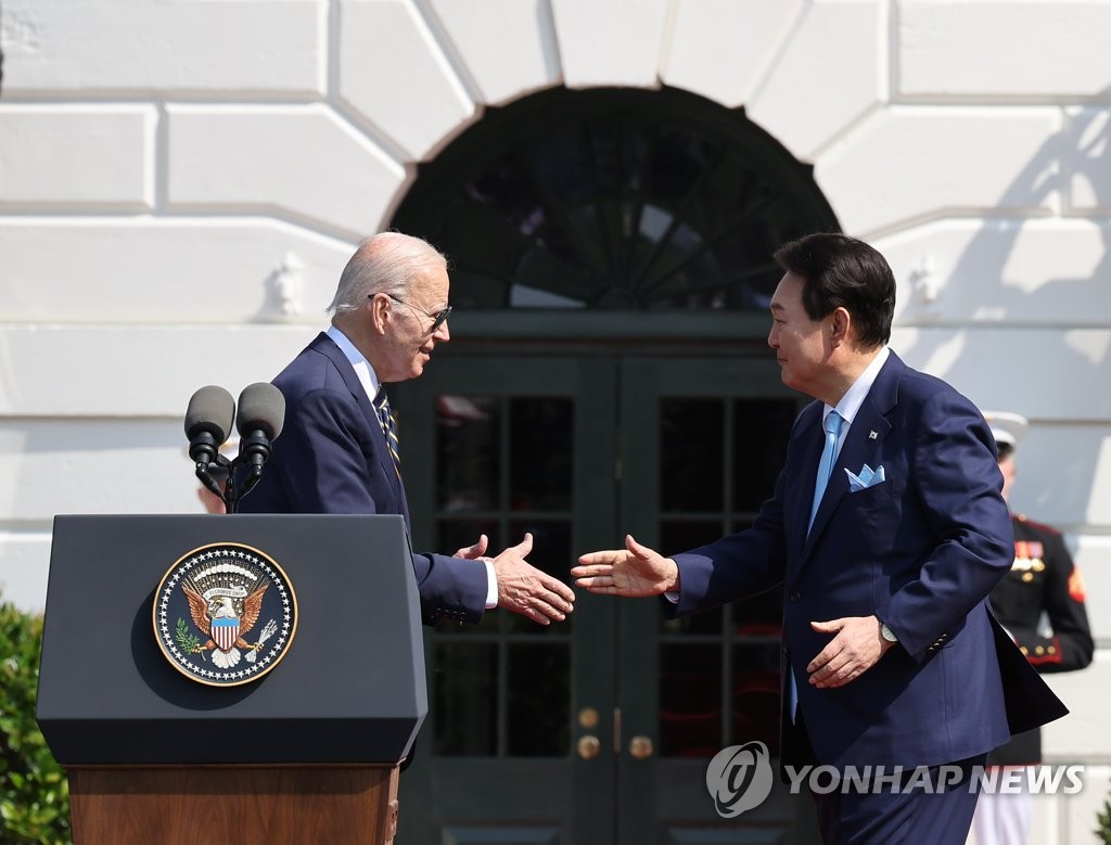 当地时间4月26日，在美国白宫，韩国总统尹锡悦（右）在欢迎仪式上与美国总统拜登握手。 韩联社
