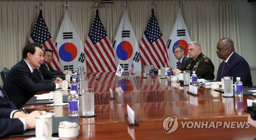 当地时间4月27日，在美国五角大楼，韩国总统尹锡悦（左一）听取美国防长奥斯汀（右一）等美军高官作报告。 韩联社