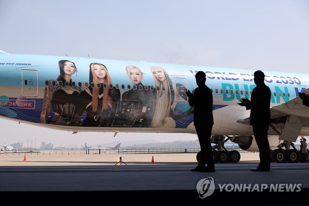 资料图片：5月3日，在仁川国际机场，韩国总理韩悳洙在BLACKPINK彩绘飞机前鼓掌。 韩联社