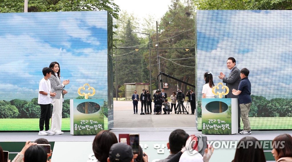 5月4日，龙山儿童庭院开放活动在首尔龙山总统府前院举行，图为总统尹锡悦和夫人金建希女士与孩子们一起进行开门仪式。 韩联社/总统室通讯摄影记者团