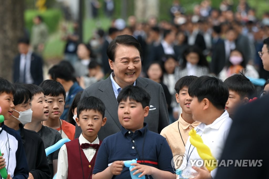5月4日，在首尔市龙山总统府，尹锡悦和孩子们参加龙山儿童庭院开放仪式。 韩联社/总统室供图（图片严禁转载复制）