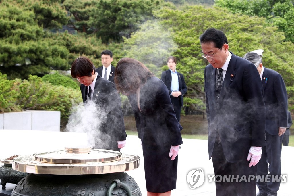 5月7日，在位于首尔市铜雀区的国立显忠院，日本首相岸田文雄（右一）和夫人岸田裕子（右二）低头默哀。 韩联社