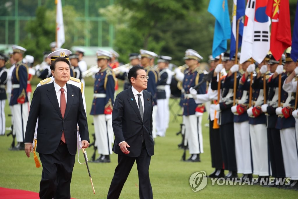 5月7日，在首尔龙山总统府，韩国总统尹锡悦（左）为到访的日本首相岸田文雄举行欢迎仪式。图为二人共同检阅仪仗队。 韩联社
