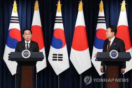 韩日领导人会后共同会见记者