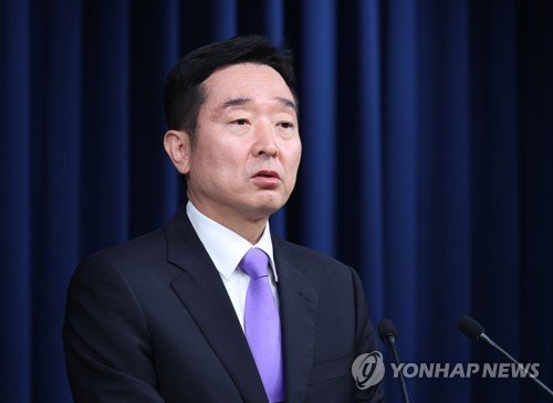 5月8日，在首尔龙山总统府，李度运召开记者会。 韩联社