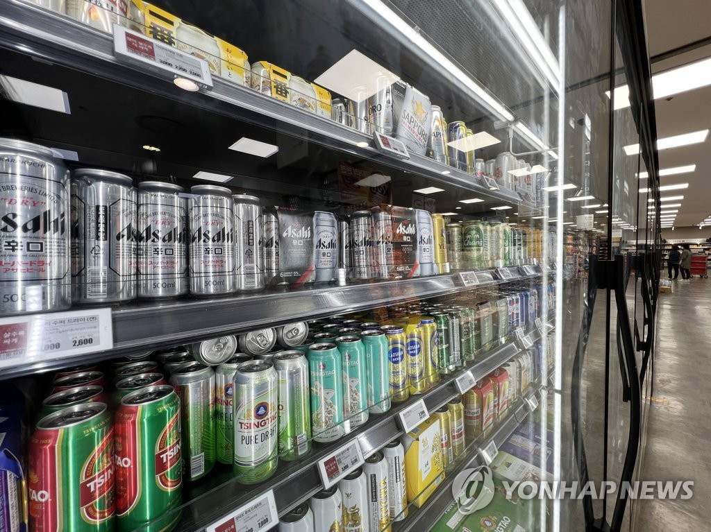 资料图片：首尔市一家大型超市的啤酒柜台，摄于5月9日。 韩联社