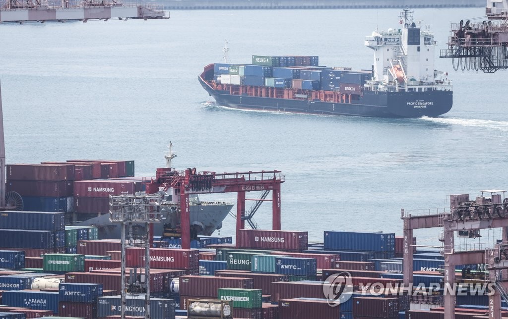资料图片：5月10日，在釜山港，一艘集装箱船满载起航。 韩联社 