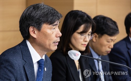 5月12日，在中央政府首尔办公楼，国务调整室第一次长朴购然（左一）正就赴日考察团事宜进行介绍。 韩联社