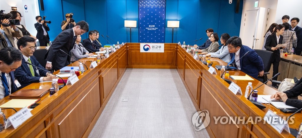 资料图片：5月12日，在首尔外交部大楼，韩日外交部门举行司局级磋商。 韩联社