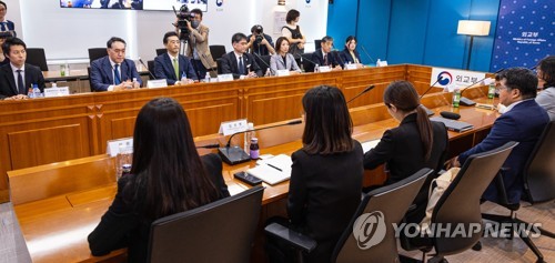5月12日，在首尔外交部大楼，韩日外交部门举行司局级磋商。 韩联社