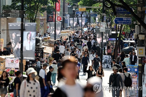 资料图片：5月14日，首尔明洞街头人头攒动。 韩联社