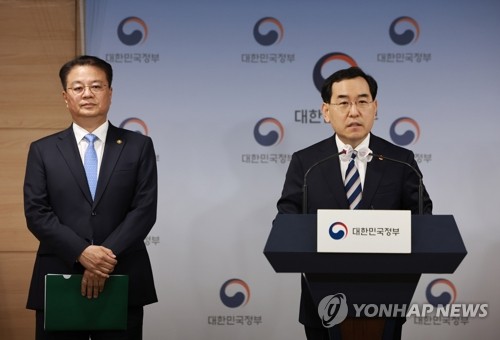 5月15日，在中央政府首尔办公楼，韩国产业通商资源部长官李昌洋（右）公布第二季度电价、燃气价上调方案。 韩联社