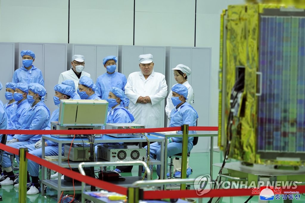 据朝中社5月17日报道,朝鲜国务委员会委员长金正恩前一天对侦察卫星发射准备委员会的工作进行现场指导,并批准委员会今后的行动计划。当天,金正恩的女儿金主爱(音,右,穿着白衣)陪同视察。 韩联社/朝中社(图片仅限韩国国内使用,严禁转载复制)
