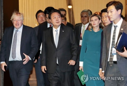 5月17日，在首尔中区的新罗酒店，韩国总统尹锡悦（左二）与到访的英国前首相鲍里斯·约翰逊（左一）、乌克兰第一夫人叶莲娜·泽连斯卡娅（左三）一同出席“2023年亚洲领袖会议”（Asian Leadership Conference）开幕式。该会议是韩国朝鲜日报社发起的国际会议。 韩联社/总统室通讯记者团