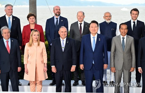 G7峰会“全家福”