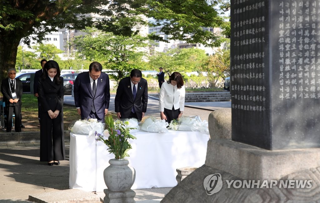 韩日首脑共同参拜韩籍原爆牺牲者慰灵碑