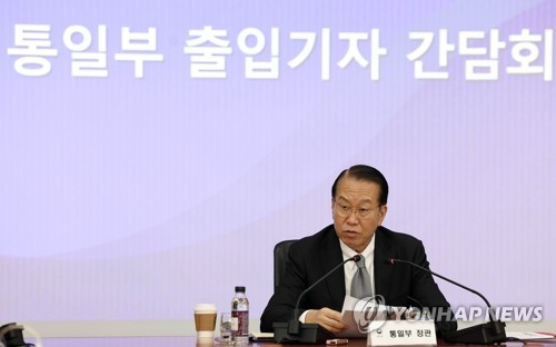 5月22日，在首尔的南北会谈本部，权宁世在就职一周年记者座谈会上答问。 韩联社