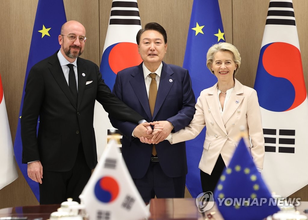5月22日，在首尔龙山总统府，韩国总统尹锡悦（中）同欧洲理事会主席夏尔·米歇尔（左）、欧盟委员会主席乌尔苏拉·冯德莱恩举行会谈。 韩联社