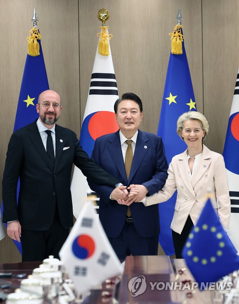 5月22日，在首尔龙山总统府，韩国总统尹锡悦（中）同欧洲理事会主席夏尔·米歇尔（左）、欧盟委员会主席乌尔苏拉·冯德莱恩举行会谈。 韩联社