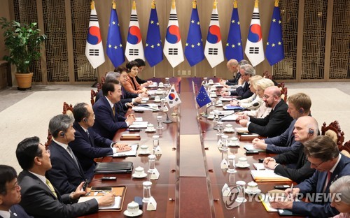 5月22日，在首尔龙山总统府，韩国总统尹锡悦（左排左五）同欧洲理事会主席夏尔·米歇尔（右排右五）、欧盟委员会主席乌尔苏拉·冯德莱恩（右排右六）举行会谈。 韩联社