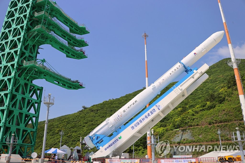 5月23日，在全罗南道高兴郡罗老宇航中心，韩国自研运载火箭“世界”号正在起竖。 韩联社/韩国航空宇宙研究院供图（图片严禁转载复制）