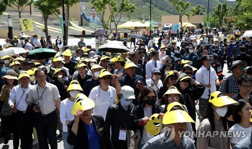 5月23日，在庆尚南道金海市烽下村，不少市民前来出席已故前总统卢武铉逝世14周年悼念仪式。 韩联社/联合采访团