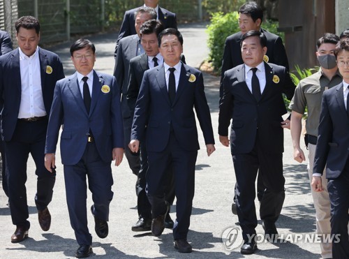 5月23日，韩国已故前总统卢武铉逝世14周年悼念仪式在庆尚南道金海市烽下村举行。执政党党首金起炫（前排居中）等出席活动。 韩联社/联合采访团