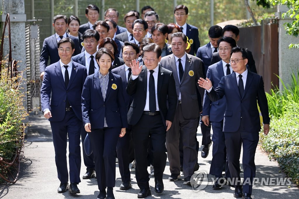 5月23日，韩国已故前总统卢武铉逝世14周年悼念仪式在庆尚南道金海市烽下村举行。最大在野党共同民主党党首李在明（前排居中）等该党领导班子出席活动。 韩联社/联合采访团