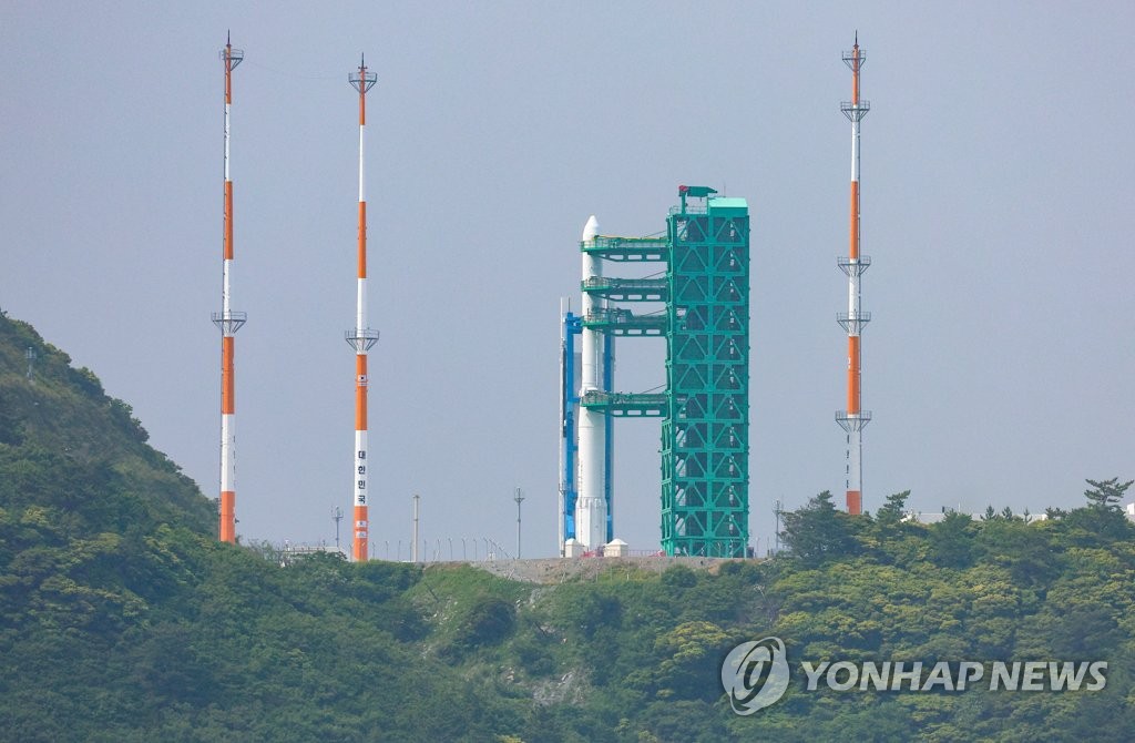5月23日，在全罗南道高兴郡罗老宇航中心，“世界”号被固定在发射台上。 韩联社