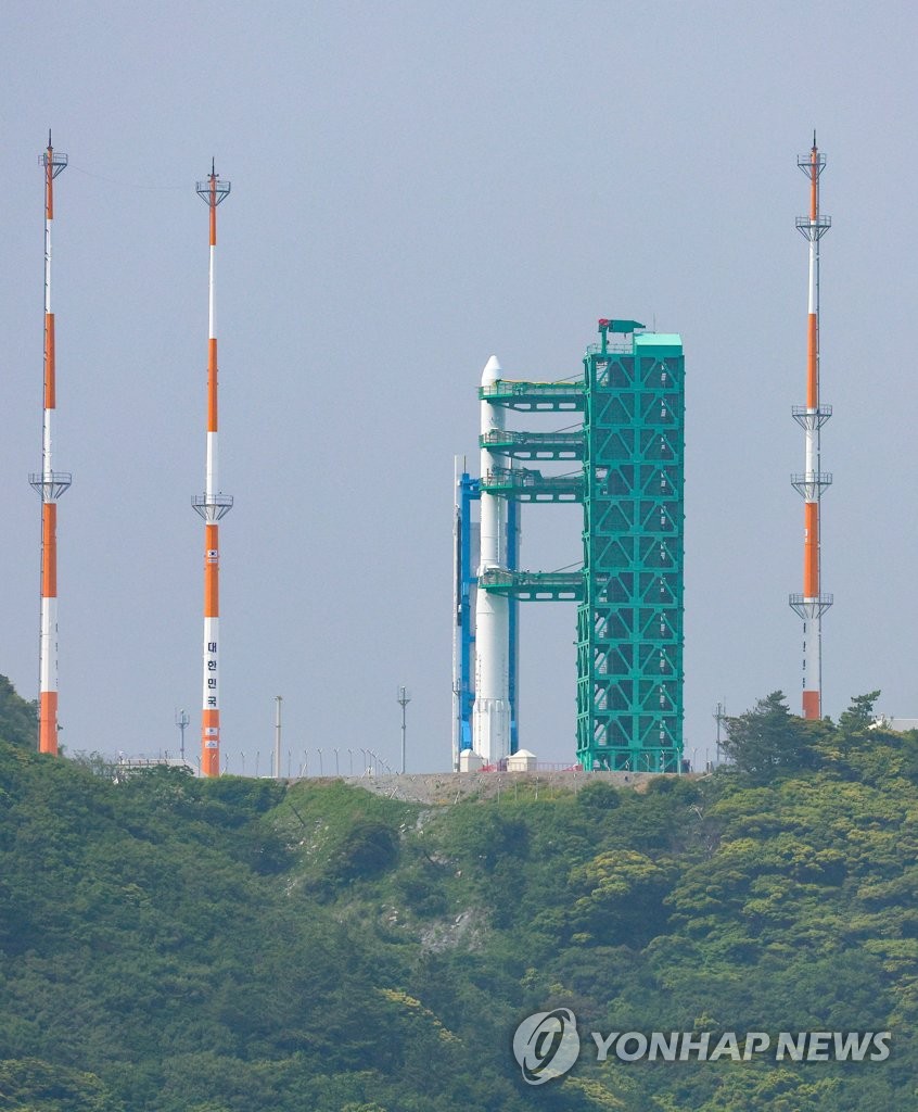 5月23日，在全罗南道高兴郡的罗老宇航中心，“世界”号被固定在发射台上。 韩联社