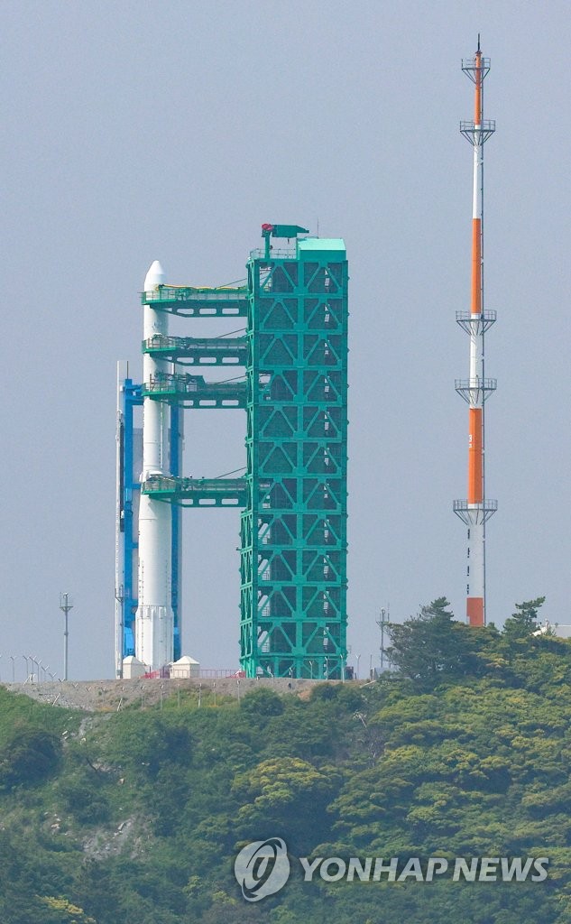 资料图片：5月23日，在全罗南道高兴郡罗老宇航中心，韩国自主研制的运载火箭“世界”号完成起竖并被固定在发射台上。 韩联社