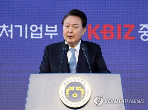 资料图片：5月23日，“2023大韩民国中小企业家大会”在首尔龙山总统府草坪庭院举行。图为总统尹锡悦在会上致辞。 韩联社/总统室通讯摄影记者团