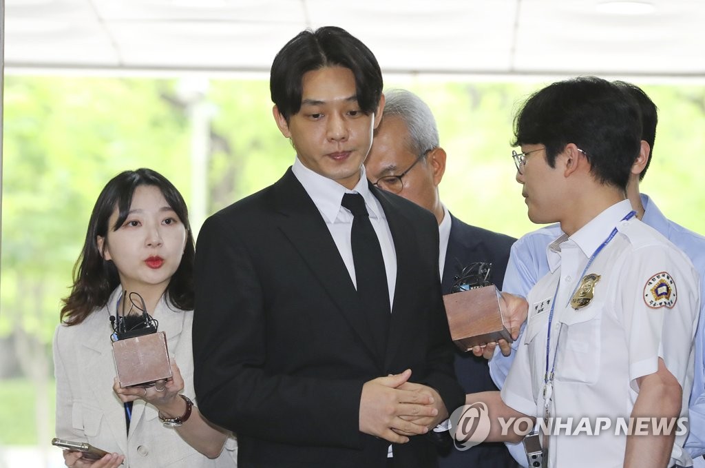 5月24日，在首尔中央地方法院，涉嫌吸毒的演员刘亚仁（居中）出庭接受逮捕必要性审查。 韩联社/联合采访团