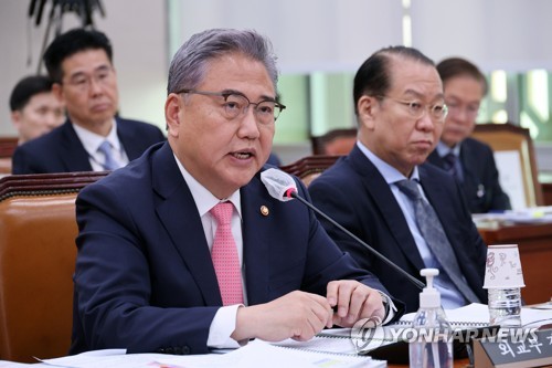 5月24日，在国会外交统一委员会全体会议上，韩国外交部长官朴振发言。 韩联社
