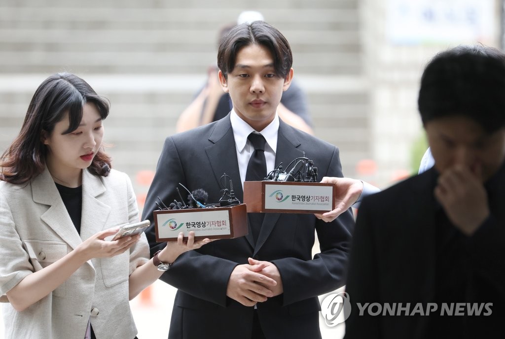 5月24日，在首尔中央地方法院，涉嫌吸毒的演员刘亚仁（居中）出庭接受逮捕必要性审查。 韩联社/联合采访团