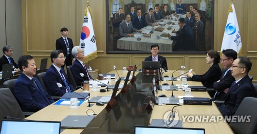 5月25日，在首尔市中区的韩国银行（央行），行长李昌镛（居中）主持金融货币委员会会议。 韩联社/联合摄影记者团