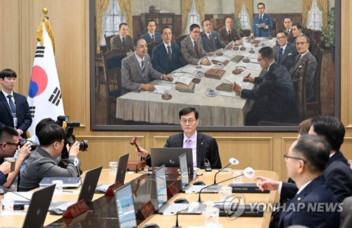 5月25日，在首尔市中区的韩国银行（央行），行长李昌镛（中）主持金融货币委员会会议。 韩联社/联合摄影记者团